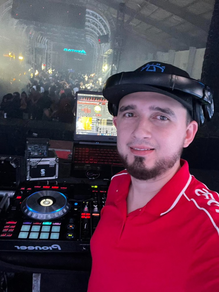 DJ Wicho en discoteca con equipo Pioneer