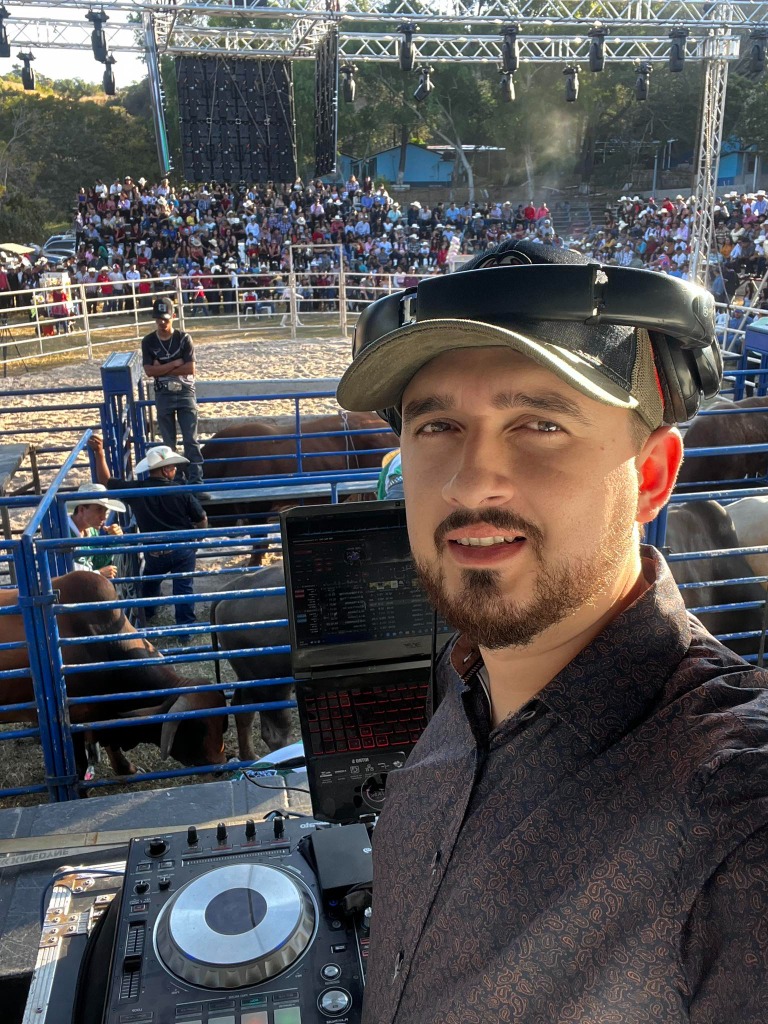 DJ Wicho en jaripeo con toros