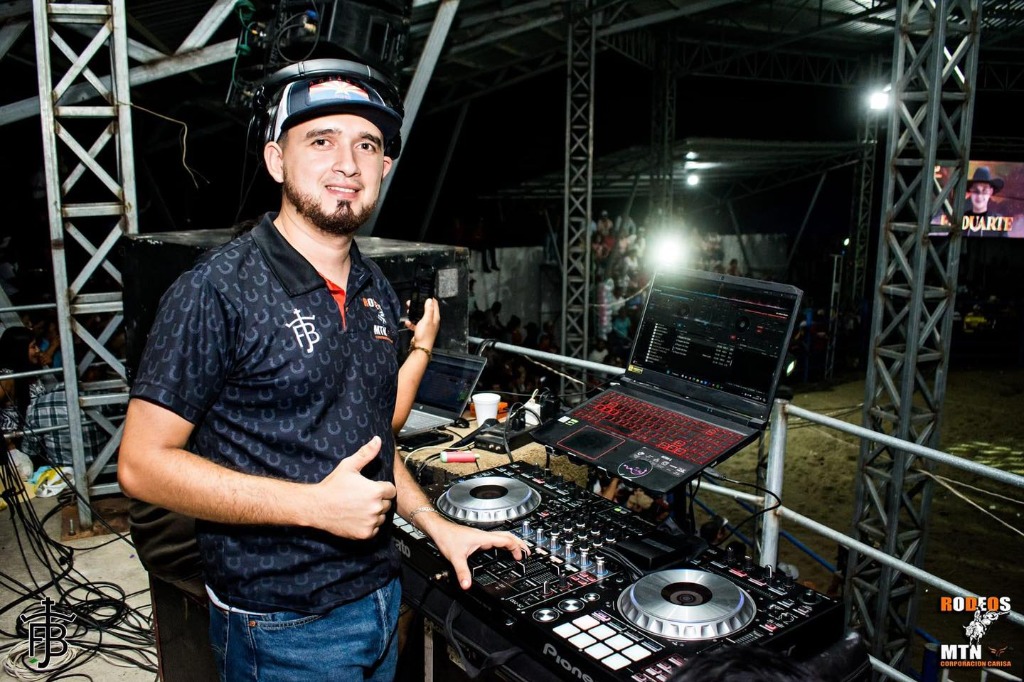 DJ Wicho con equipo Pioneer en rodeo