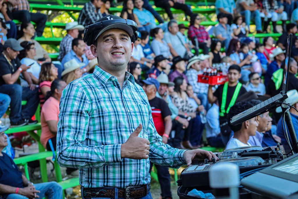 DJ Wicho en evento con público