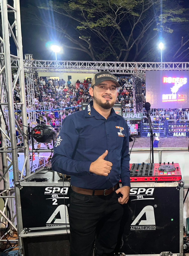 DJ Wicho con payaso de rodeo en Rodeos MTN